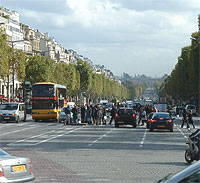 Blick vom Arc de Triomphe auf den Champ-Elyssees