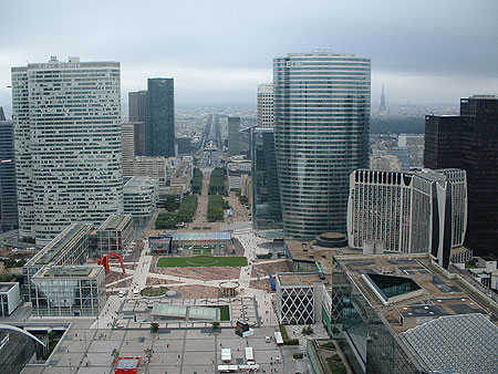 Blick vom Grand Arche auf den Hauptplatz von La Defense