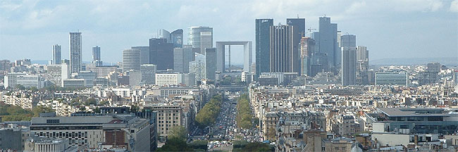 Blick auf La Defense vom Arc de Triomphe aus