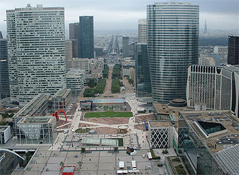 Sicht vom Grand Arche auf den Eiffelturm (rechts) und dem Arc de Triomphe (mitte)