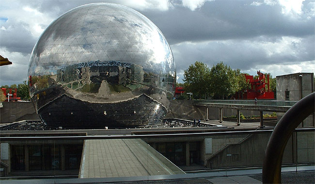 Die Geode vom Hauptgebäude aus gesehen