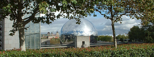 Blick auf die glänzende Kugel der Geode