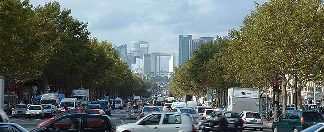 Blick auf den Grand Arche vom Arc de Triomphe aus