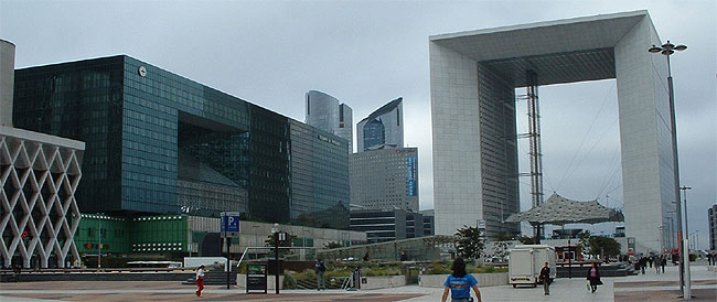 Auf dem großen Platz von La Defense