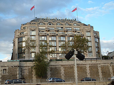 Blick auf das Kaufhaus von der Seine aus