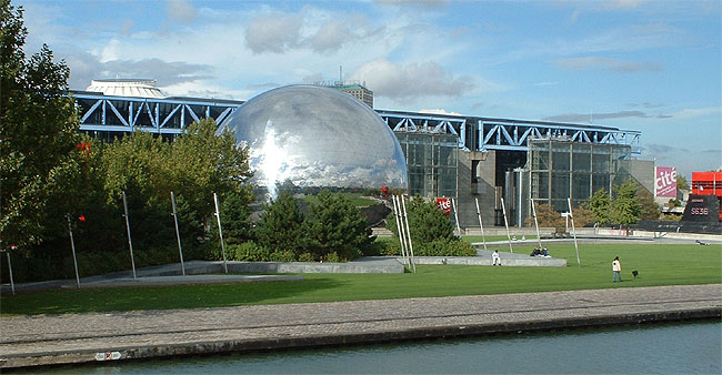 Das Hauptgeb&auml;ude mit den Museen und der vorgelagerten Geode