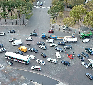 Chaos um den Arc de Triomphe