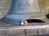Schillers Glocke in Schaffhausen. Beide Bären behaupten einstimmig, dass es nicht ihre Schuld ist, dass ihr ein Stück fehlt