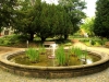 Brunnen des Herrengartens im Uniklinikum (Johannstadt) - Männer stehen auf Rundungen