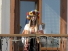Dieses Mädchen hält auf dem Rathausbalkon die patriotische Anfangsrede im traditionellen Outfit
