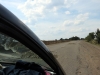 Das Flickmaterial liegt schon mal bereit - mitten auf der Straße und ohne Hinweisschilder oder Warnungen. Jetzt muß nur noch jemand gefunden werden, der das Zeug in den Löchern und auf der Straße verteilt.