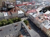 Der Blick vom Rathausturm über Lemberg ... mit Kuriositäten auf den Dächern: eine Trabi-Aussichtsterrasse und ein Flugabwehrgeschütz vom Partisanenrestaurant