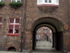 Dieses Arbeiterwohnviertel namens Nikiszowiec steht unter UNESCO Weltkulturerbe-Schutz und ist schon oft die Kulisse für Filmaufnahmen gewesen ... Häuser im Carré und großzügige Innenhöfe mit Toreinfahrten.
