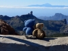Manche Stellen waren unbärschreiblich schon: vorne sieht man den Roque Nublo und hinten schon den Bärg Teide von der Nachbarinsel Teneriffa! Und alles ist im schönsten Dinki-Blau!