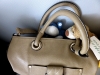 Mamas alte Handtasche, unser alltägliches Transportmittel auf Reisen, ist bei all den Erobärungsausflügen leider kaputt gegangen. Sie hat deshalb eine neue kaufen müssen - in dieser sollten wir dann nach Hause reisen. Da wollten wir natürlich schon vorher mal alles ganz genau unter die Lupe nehmen.