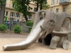 Diese Elefantenrutsche aus einem Innenhof in der Dresdner Innenstadt hat seit 1962 sicherlich schon allerhand Kinder glücklich gemacht. Von diesem Spielplatzgerät gab es wohl einige in den sozialistischen Ländern, aber nur wenige werden heute noch genutzt.