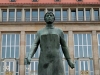 Diese Statue ist eine Anerkennung an die Trümmerfrauen der Nachkriegszeit und steht vor dem Dresdner Rathaus - das Denkmal wurde 1952 errichtet und thront auf einem Sockel aus Trümmerziegelmauerwerk.