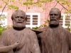 Im ehemaligen Karl-Marx-Stadt, heute Chemnitz, fanden wir im 'Park der Opfer des Faschismus' ein weiteres Denkmal für den berühmten Philosophen Marx ... hier mit seinem treuen Mitstreiter Friedrich Engels.