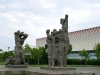 In Dresden gibt es aber auch noch versprenkelt vergleichbare Werke. Ganz nah am Robotron-Gelände steht die Betonskulptur 'Proletarischer Internationalismus' aus dem Jahre 1982.