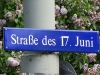 Zur einer der schmerzhaftesten Erinnerung der DDR-Zeiten gehört zweifelsohne der Aufstand am 17. Juni 1953. In Dresden begannen diese Unruhen im Sachsenwerk in Niedersedlitz. Sie wurden bekanntlich überall brutal beendet, weshalb dieses Datum auch heute noch oft als Straßenname verwendet wird, wie z.B. in Berlin (Nähe Brandenburger Tor) oder in Dresden (Bild unten).