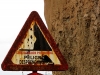 Ein Warnschild, welches wir ebenfalls auf Gran Canaria gesehen haben ... eine fast schon weggerostete Warnung wegen Steinschlags an die Passanten