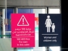 In der Metro von Dubai wird nicht nur vor einem Fehltrett gewarnt, sondern auch gleich die Höhe der Strafe fürs Nichtbeachten mit angegeben