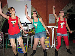 1. Lied: "Kick Ass" von Mika